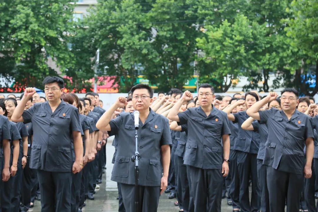 男孩吃鸡腿